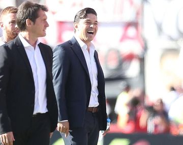 Marcelo Gallardo festeja y Guillermo Barros Schelotto lo mira como enojado