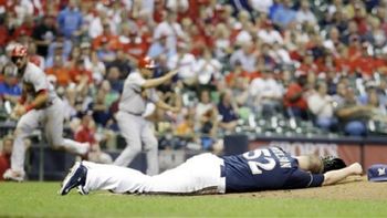 video: un jugador de beisbol recibio un pelotazo en la cabeza y cayo fulminado video: un jugador de beisbol recibio un pelotazo en la cabeza y cayo fulminado
