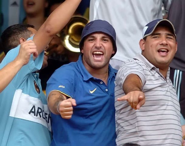 Mauro Martín (de azul) y Maximiliano Mazzaro (de remera rayada) durante un partido en La Bombonera.