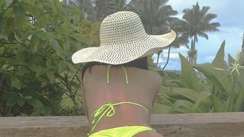 una cantante que cuenta con sus propios flotadores una cantante que cuenta con sus propios flotadores