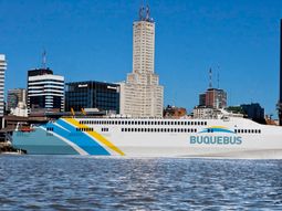 choco un barco de buquebus al llegar a buenos aires choco un barco de buquebus al llegar a buenos aires