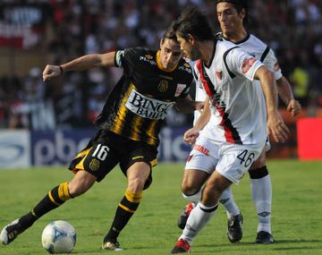 Olimpo derrotó a Colón sobre la hora y salió del descenso
