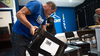 El PIT-CNT decidió que entregará las firmas para promover el plebiscito contra la reforma de la seguridad social el próximo 27 de abril. El PIT-CNT decidió que entregará las firmas para promover el plebiscito contra la reforma de la seguridad social el próximo 27 de abril.