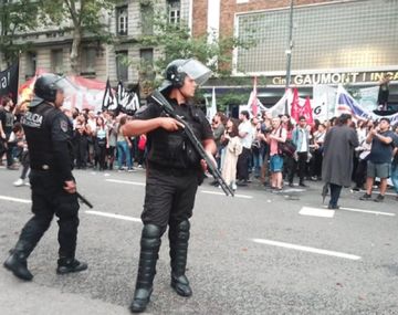 Tensión frente al Cine Gaumont: masiva protesta y represión policial