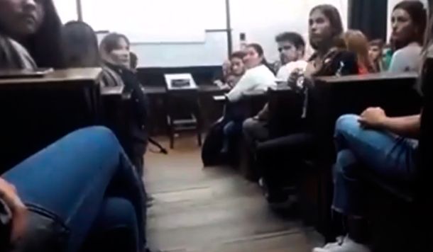 En medio de una clase, una alumna de la UBA escrachó a un profesor denunciado por abuso