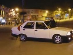 hacia piruetas con el auto y espectador lo golpeo por atropellarlo hacia piruetas con el auto y espectador lo golpeo por atropellarlo