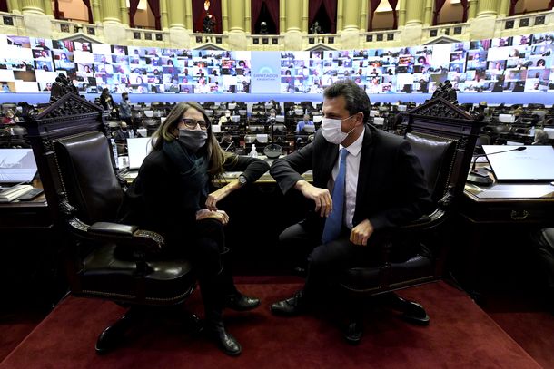 Sergio Massa saluda a la ministra Elizabeth G&oacute;mez Alcorta