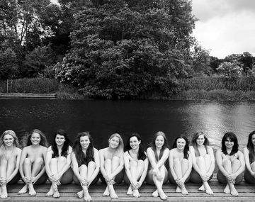 Se desnudaron para un calendario solidario y Facebook las bloqueó