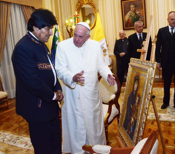 Polémica por el regalo comunista de Evo al Papa