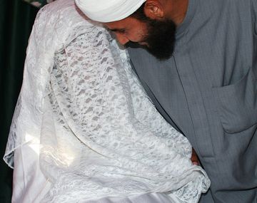 Pide el divorcio tras verle la cara por primera vez en su boda