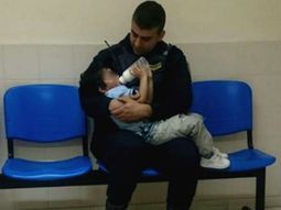 conmovedor: policias cuidaron de un nene que estaba solo y descalzo conmovedor: policias cuidaron de un nene que estaba solo y descalzo