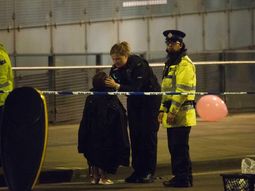 Una policía consuela a una pequeña víctima del atentado Una policía consuela a una pequeña víctima del atentado