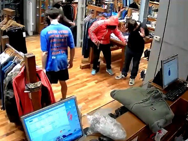 Dos delincuentes armados asaltaron un local de ropa