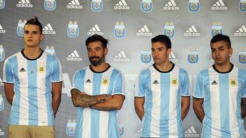lamela, correa, lavezzi y gaitan lucieron la nueva camiseta de la seleccion lamela, correa, lavezzi y gaitan lucieron la nueva camiseta de la seleccion