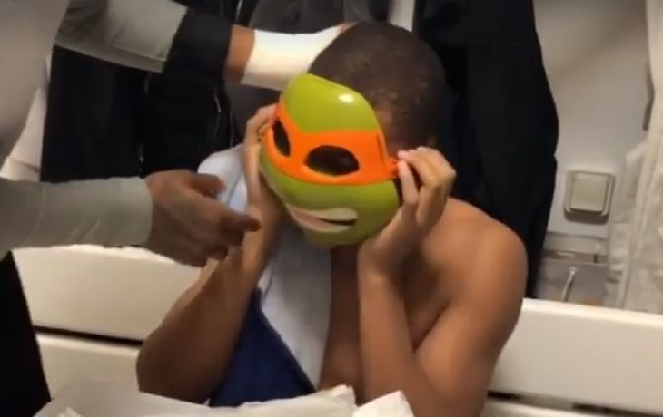 El delantero posa feliz con su nueva adquisición