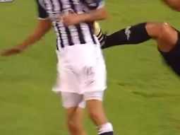 La suela del defensor, entera sobre el cuerpo de su rival