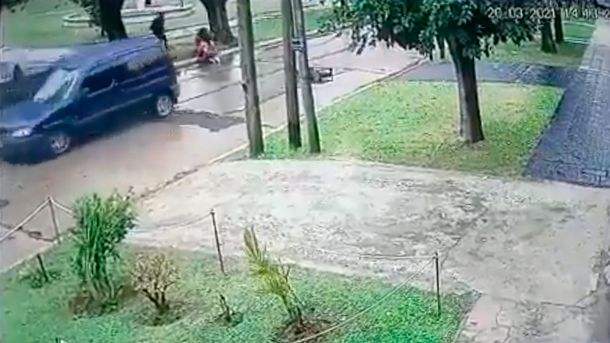 VIDEO: Violento intento de secuestro a una joven en Quilmes a plena luz del día