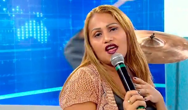 VIDEO: Una mujer cantó en vivo un clásico y su bizarra interpretación dio la vuelta al mundo