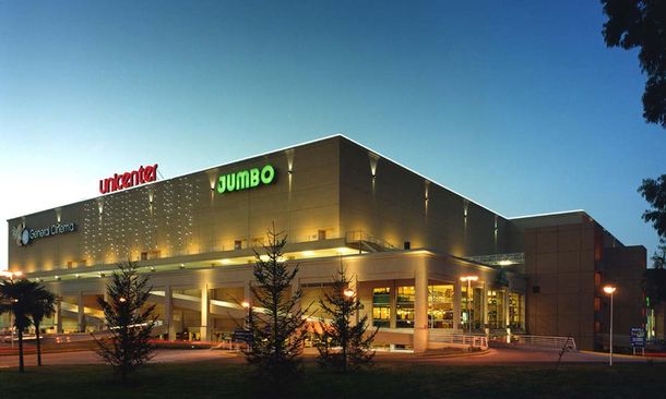 La secuestran y la obligan a hacer compras en un shopping