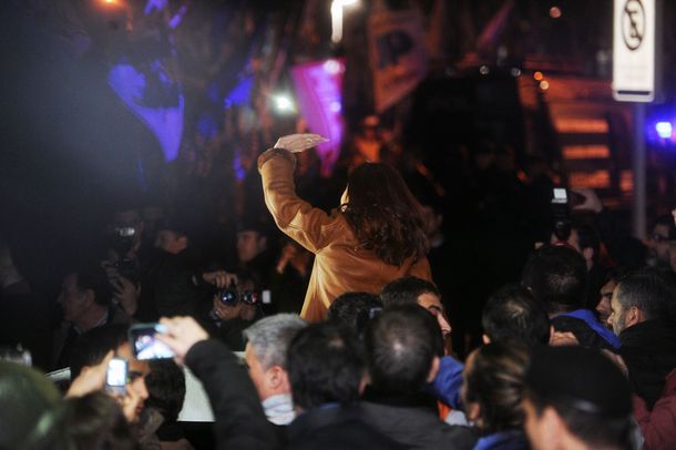 VIDEO: así llegó Cristina a Buenos Aires ante miles de militantes bajo la lluvia