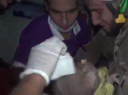 El voluntario se dio cuenta de que la bebé está viva El voluntario se dio cuenta de que la bebé está viva