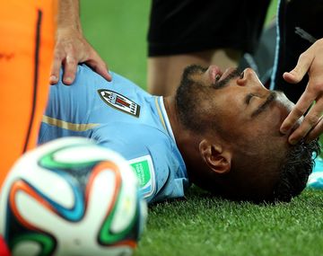 Mirá el tremendo rodillazo en la cabeza de un jugador uruguayo