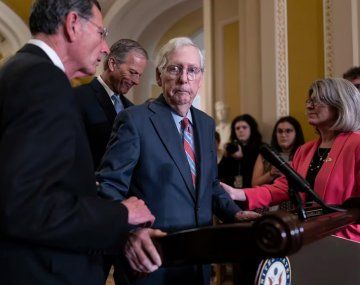 Un senador de EEUU se quedó paralizado durante una rueda de prensa