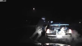 Detuvo un auto para interrogar al conductor y se encontró con un fugitivo en el baúl Detuvo un auto para interrogar al conductor y se encontró con un fugitivo en el baúl