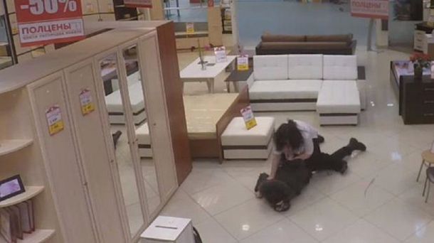 Le salió mal: vendedora evitó un robo con una toma de karate