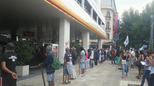 Quebracho escrachó a Shell en su estación de Independencia y Lima