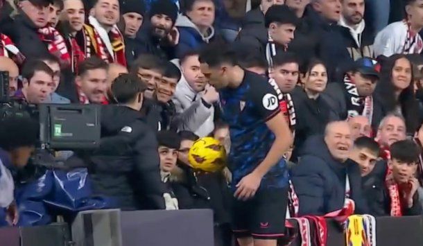 Un hincha rival le tocó la cola a Lucas Ocampos y casi se pudre todo