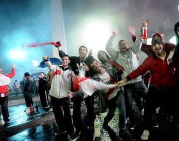 Alegría sin fin: los hinchas de River siguen de festejo en el Obelisco bajo la lluvia