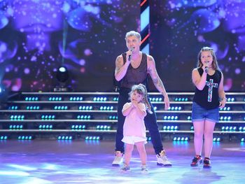 El Polaco cantò en ShowMatch con sus hijas.