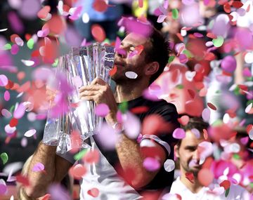 Juan Martín del Potro se consagró campeón del torneo de ATP Master de Indian Wells, superando en tres sets al suizo Roger Federer.