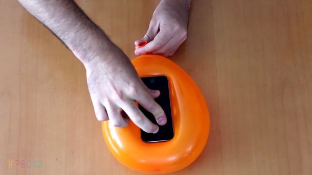 Una idea para ahorrar: ¿cómo hacer una funda para celular con un globo?
