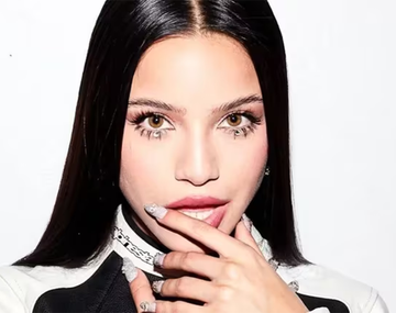 El look nocturno de Emilia Mernes: microbikini y zapatos con taco alto