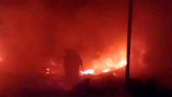 un voraz incendio se desato en una petroquimica de florencio varela un voraz incendio se desato en una petroquimica de florencio varela