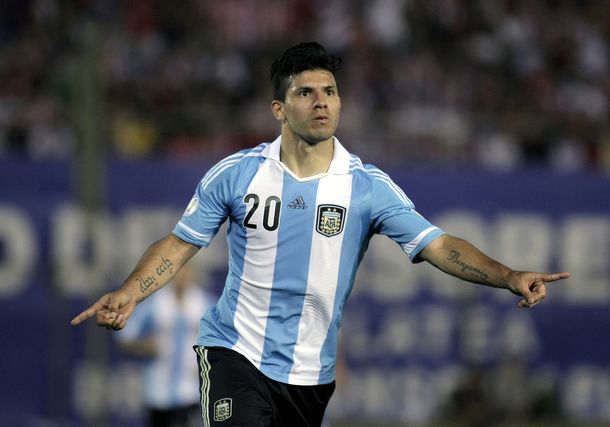 El Kun Agüero le dedicó su libro a su novia y a su hijo Benjamín