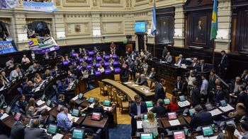 La Cámara de Diputados bonaerense aprobó la ley de paridad de género para las listas electorales de la Provincia. La Cámara de Diputados bonaerense aprobó la ley de paridad de género para las listas electorales de la Provincia.