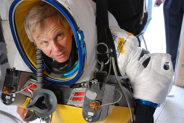 Mirá el video de un directivo de Google batiendo el record mundial en lanzamiento en paracaídas