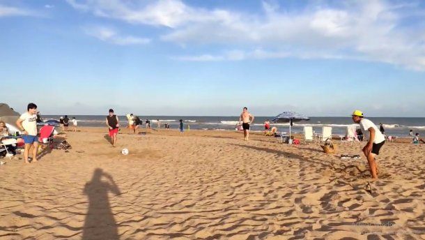 Viral: churrero y turistas definieron por penales por una docena en plena playa