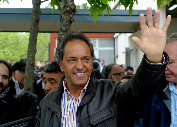 Scioli destacó la reacción popular contra los dichos del asesor de Cambiemos que puso en duda que YPF siga en manos del Estado