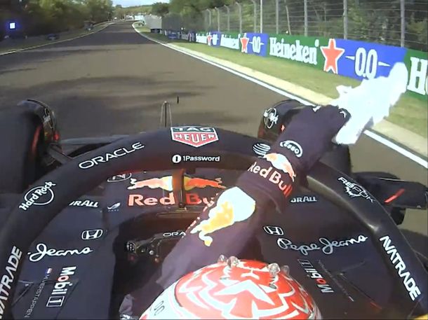 Insólito momento en la Fórmula 1: Verstappen tiró una toalla desde su auto a la pista