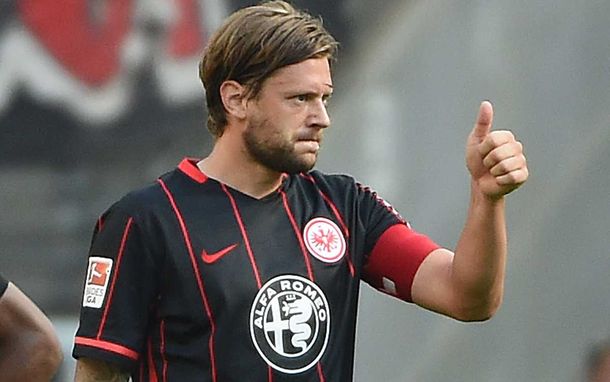 Le descubrieron cáncer, hizo un gol en contra y está por irse a la B