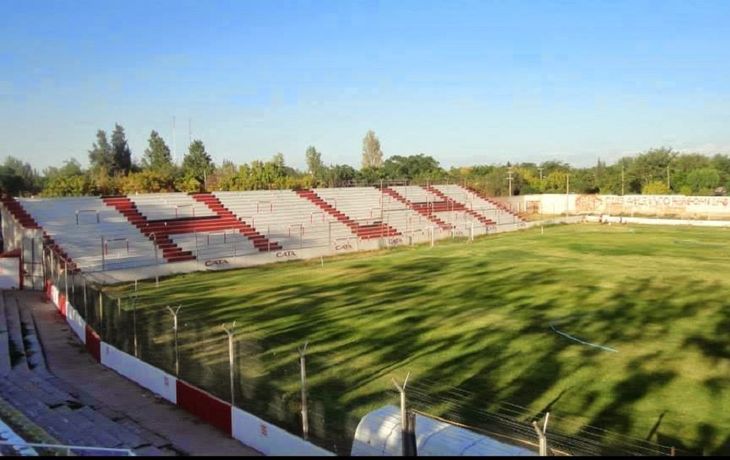 Un grupo de hinchas del club Huracán Las Heras se están movilizando para colocar colchonetas en todo el perímetro del campo de juego de su estadio General San Martín