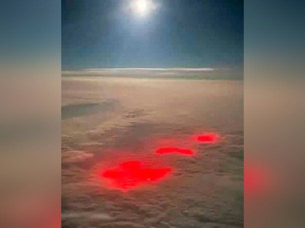 Un piloto captó un misterioso resplandor rojo sobre el océano Atlántico