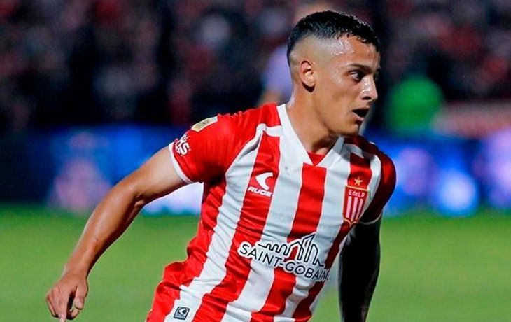 Alocado festejo: Tiago Palacios chocó contra una estación de servicio