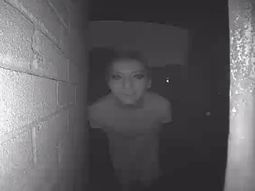 misterio: publico la foto de un extrano en la puerta de su casa y desaparecio misterio: publico la foto de un extrano en la puerta de su casa y desaparecio