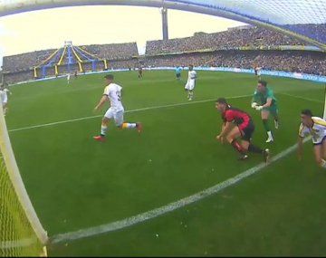 El gol con el arco libre que se perdió Pablo Pérez en el clásico rosarino