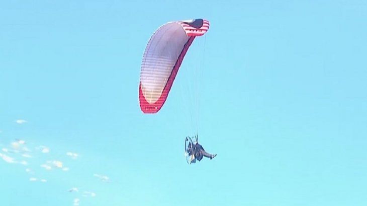 Un hincha de Rosario Central sobrevoló en parapente el partido de Newells y lanzó papelitos con cargadas